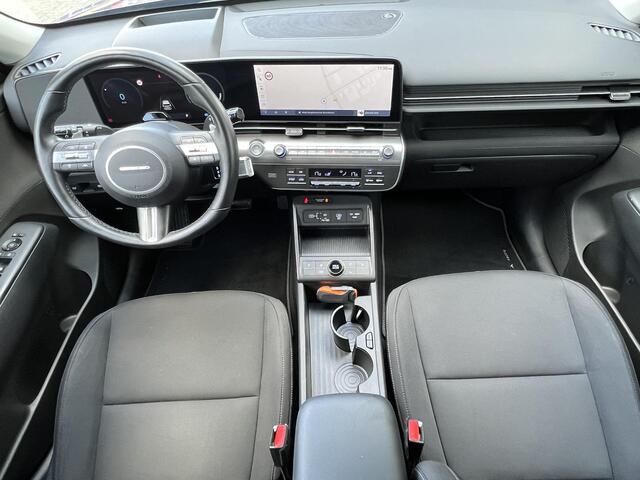 Hyundai Kona Electric Comfort Smart 65.4 kWh / Trekhaak afneembaar 750 kg / CCS snel laden / HUD / Stuur- en stoelverwarming / Navi / Apple Carplay Android / 18" LM wielen /