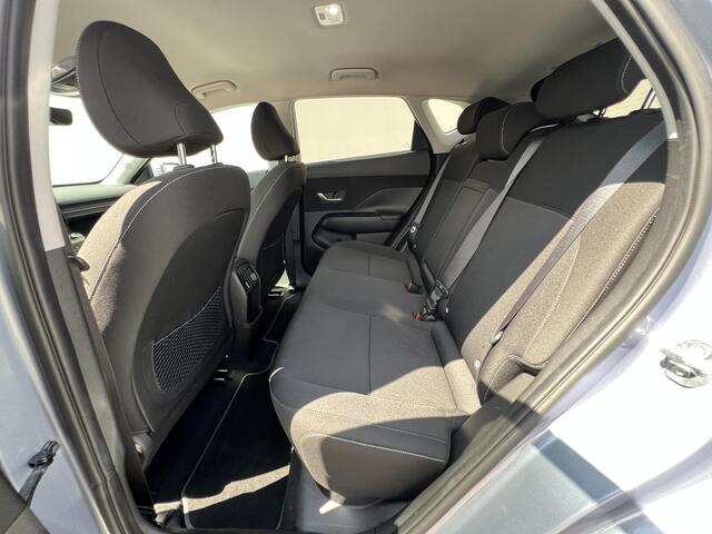 Hyundai Kona Electric Comfort Smart 65.4 kWh / Trekhaak afneembaar 750 kg / CCS snel laden / HUD / Stuur- en stoelverwarming / Navi / Apple Carplay Android / 18" LM wielen /