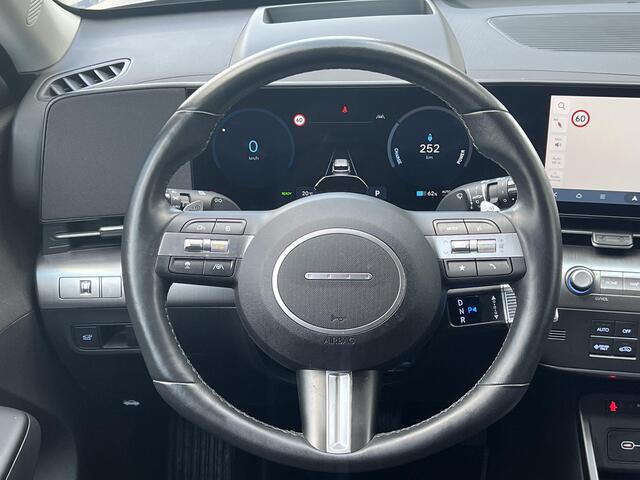 Hyundai Kona Electric Comfort Smart 65.4 kWh / Trekhaak afneembaar 750 kg / CCS snel laden / HUD / Stuur- en stoelverwarming / Navi / Apple Carplay Android / 18" LM wielen /