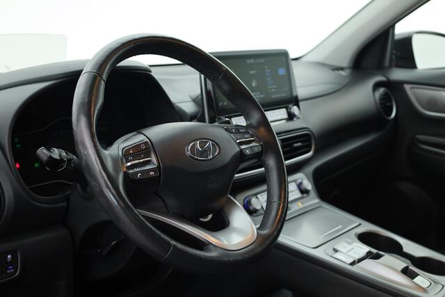 Hyundai Kona EV Premium 64 kWh | |Rijklaar ! |SOH 96.6% | Warmtepomp | HUD | Krell | Adapt. Cruise | Camera | Stoel- Stuurverw. | Keyless | Leder