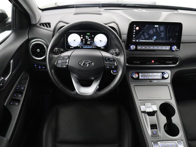 Hyundai Kona EV Premium 64 KWh | SOH 96.2% | Leder | Trekhaak | Head-up | Stoelventilatie | Stuur/stoel verwarming | Adaptive cruise | Camera | Park assist | Carplay | Dodehoek detectie | Krell sound |