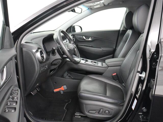 Hyundai Kona EV Premium 64 KWh | SOH 96.2% | Leder | Trekhaak | Head-up | Stoelventilatie | Stuur/stoel verwarming | Adaptive cruise | Camera | Park assist | Carplay | Dodehoek detectie | Krell sound |