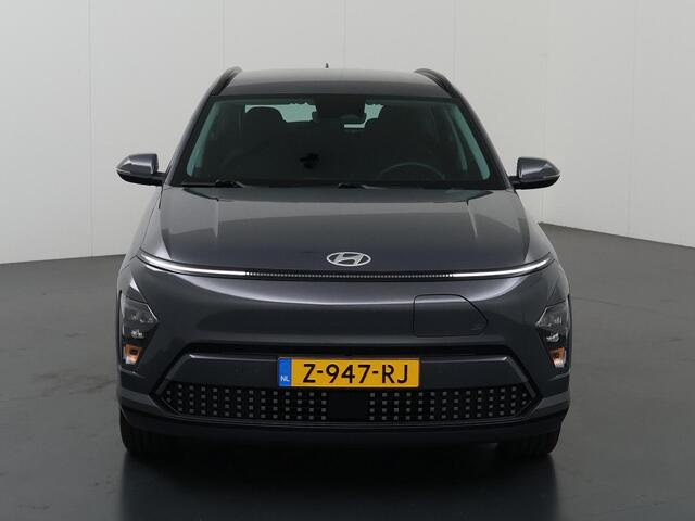 Hyundai Kona Electric Comfort 65.4 kWh | SOH 97% | Nieuw Model | Navigatie | Camera | Apple CarPlay/Android Auto | DAB | Adaptieve Cruise Control | LED | Sfeerverlichting | Vehicle to Load | Warmtepomp |
