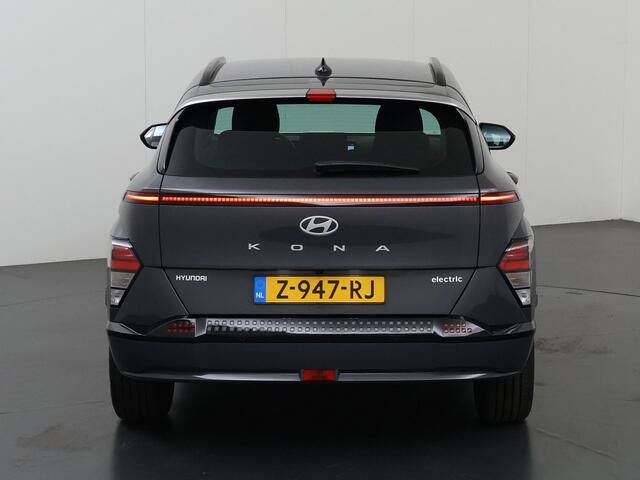 Hyundai Kona Electric Comfort 65.4 kWh | SOH 97% | Nieuw Model | Navigatie | Camera | Apple CarPlay/Android Auto | DAB | Adaptieve Cruise Control | LED | Sfeerverlichting | Vehicle to Load | Warmtepomp |