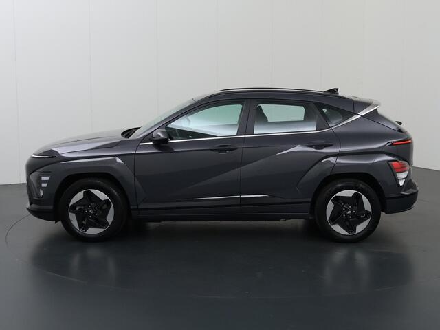 Hyundai Kona Electric Comfort 65.4 kWh | SOH 97% | Nieuw Model | Navigatie | Camera | Apple CarPlay/Android Auto | DAB | Adaptieve Cruise Control | LED | Sfeerverlichting | Vehicle to Load | Warmtepomp |