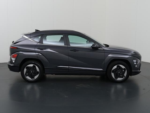 Hyundai Kona Electric Comfort 65.4 kWh | SOH 97% | Nieuw Model | Navigatie | Camera | Apple CarPlay/Android Auto | DAB | Adaptieve Cruise Control | LED | Sfeerverlichting | Vehicle to Load | Warmtepomp |