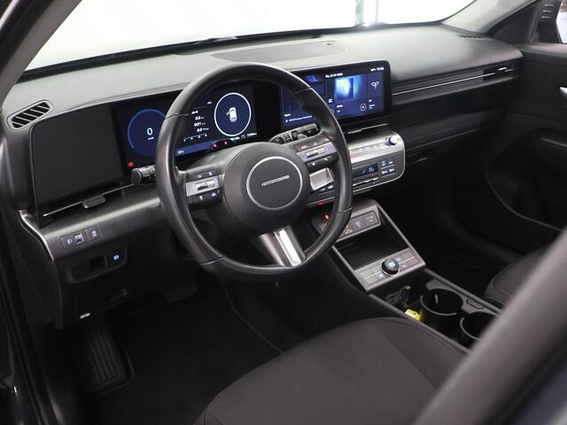 Hyundai Kona Electric Comfort 65.4 kWh | SOH 97% | Nieuw Model | Navigatie | Camera | Apple CarPlay/Android Auto | DAB | Adaptieve Cruise Control | LED | Sfeerverlichting | Vehicle to Load | Warmtepomp |