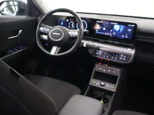 Hyundai Kona Electric Comfort 65.4 kWh | SOH 97% | Nieuw Model | Navigatie | Camera | Apple CarPlay/Android Auto | DAB | Adaptieve Cruise Control | LED | Sfeerverlichting | Vehicle to Load | Warmtepomp |