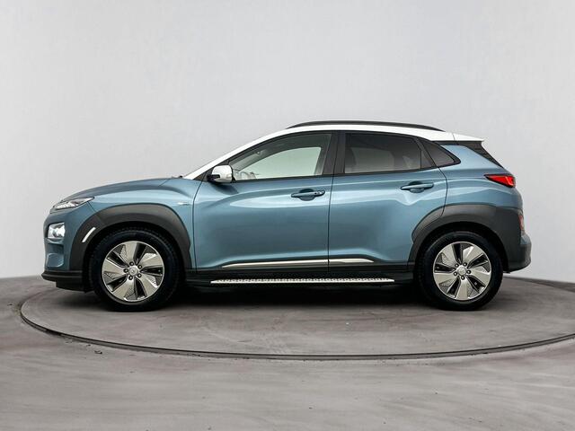 Hyundai Kona EV Premium 64 kWh | Stoelverwarming & verkoeling | Achteruitrij camera | Navigatie | Adaptive cruise | Side skirts | All season banden |