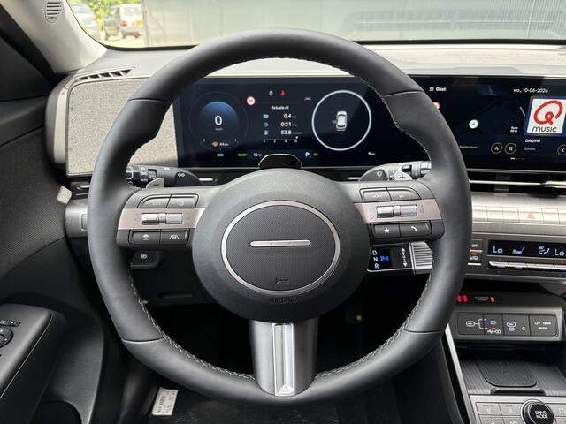 Hyundai Kona 1.6 GDI HEV Premium Sky / ¤ 4.500,- voorraad voordeel / Prijs is rijklaar / Schuif/Kanteldak / Voorstoel verkoeling en verwarming / Achterbank verwarming / Apple Carplay/Android Auto / Airco / Ledere bekleding /