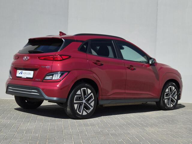 Hyundai Kona EV Pure 64 kWh / SOH 100% / CCS snelladen / Stoelverwarming / Krell Audio Systeem / Apple Carplay Android Auto / Draadloze telefoon lader / Achteruitrijcamera / Keyless Entry/Start / Parkeersensoren achter / Navigatie /