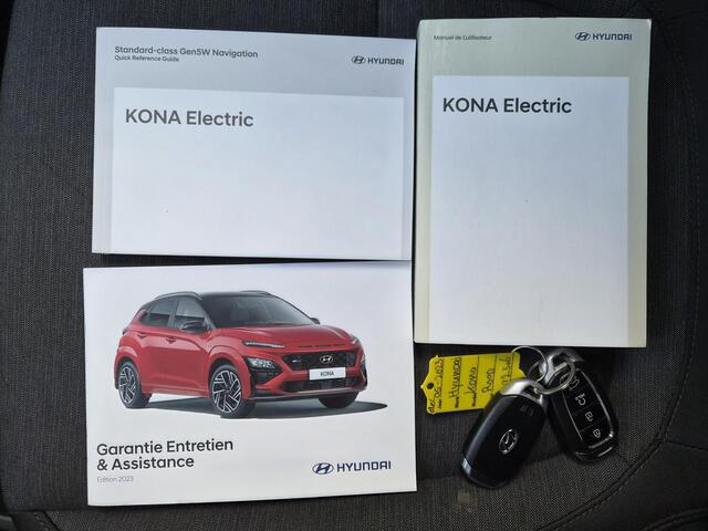 Hyundai Kona EV Pure 64 kWh / SOH 100% / CCS snelladen / Stoelverwarming / Krell Audio Systeem / Apple Carplay Android Auto / Draadloze telefoon lader / Achteruitrijcamera / Keyless Entry/Start / Parkeersensoren achter / Navigatie /