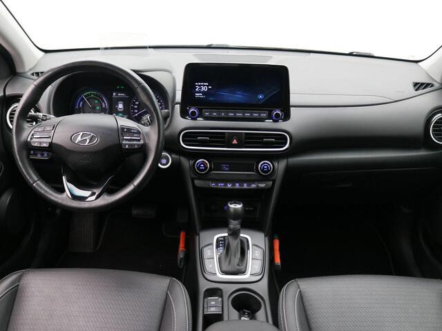 Hyundai Kona 1.6 GDI HEV Premium / Trekhaak / Lederen bekleding / HUD Display / Navigatie / Adaptieve Cruise Control / Elektrisch stoel voor / Stoel verwarming & koeling voor / 1ste eigenaar / NL Auto / Dealeronderhouden/