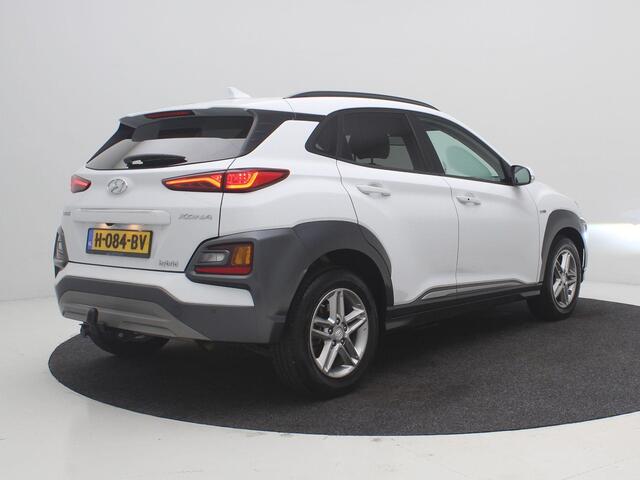Hyundai Kona 1.6 GDI HEV Premium / Trekhaak / Lederen bekleding / HUD Display / Navigatie / Adaptieve Cruise Control / Elektrisch stoel voor / Stoel verwarming & koeling voor / 1ste eigenaar / NL Auto / Dealeronderhouden/