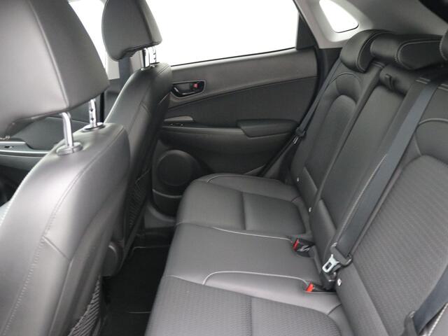 Hyundai Kona 1.6 GDI HEV Premium / Trekhaak / Lederen bekleding / HUD Display / Navigatie / Adaptieve Cruise Control / Elektrisch stoel voor / Stoel verwarming & koeling voor / 1ste eigenaar / NL Auto / Dealeronderhouden/