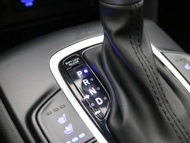 Hyundai Kona 1.6 GDI HEV Premium / Trekhaak / Lederen bekleding / HUD Display / Navigatie / Adaptieve Cruise Control / Elektrisch stoel voor / Stoel verwarming & koeling voor / 1ste eigenaar / NL Auto / Dealeronderhouden/