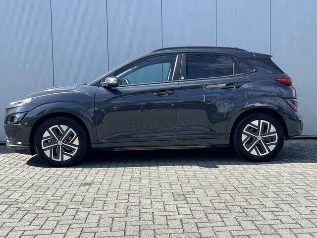 Hyundai Kona EV Comfort 39 kWh / SOH 99,8% / 3 fase Laden/ 8 jaar Batterijgarantie/ Fabrieksgarantie tot 04-2027 / Dealer onderhouden / Batterijgarantie tot 04-2030 / WLTP 305 km stad 435 km / CSS snelladen / Warmtepomp / Stuur- & Stoelverwarming / Achteruitrijcamera