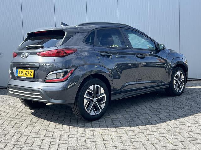 Hyundai Kona EV Comfort 39 kWh / SOH 99,8% / 3 fase Laden/ 8 jaar Batterijgarantie/ Fabrieksgarantie tot 04-2027 / Dealer onderhouden / Batterijgarantie tot 04-2030 / WLTP 305 km stad 435 km / CSS snelladen / Warmtepomp / Stuur- & Stoelverwarming / Achteruitrijcamera