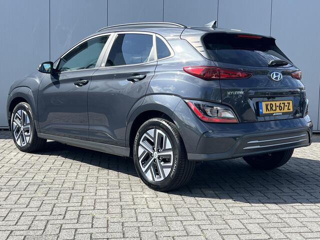 Hyundai Kona EV Comfort 39 kWh / SOH 99,8% / 3 fase Laden/ 8 jaar Batterijgarantie/ Fabrieksgarantie tot 04-2027 / Dealer onderhouden / Batterijgarantie tot 04-2030 / WLTP 305 km stad 435 km / CSS snelladen / Warmtepomp / Stuur- & Stoelverwarming / Achteruitrijcamera
