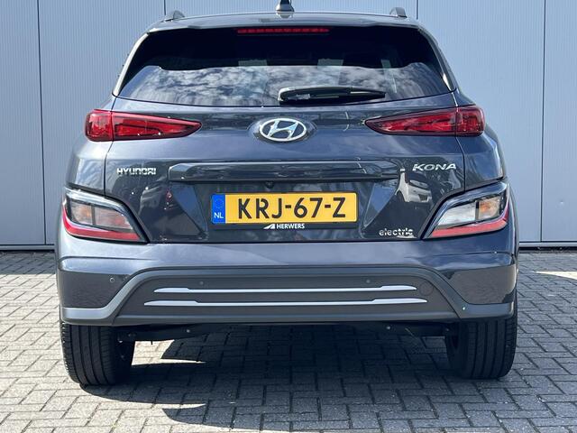 Hyundai Kona EV Comfort 39 kWh / SOH 99,8% / 3 fase Laden/ 8 jaar Batterijgarantie/ Fabrieksgarantie tot 04-2027 / Dealer onderhouden / Batterijgarantie tot 04-2030 / WLTP 305 km stad 435 km / CSS snelladen / Warmtepomp / Stuur- & Stoelverwarming / Achteruitrijcamera