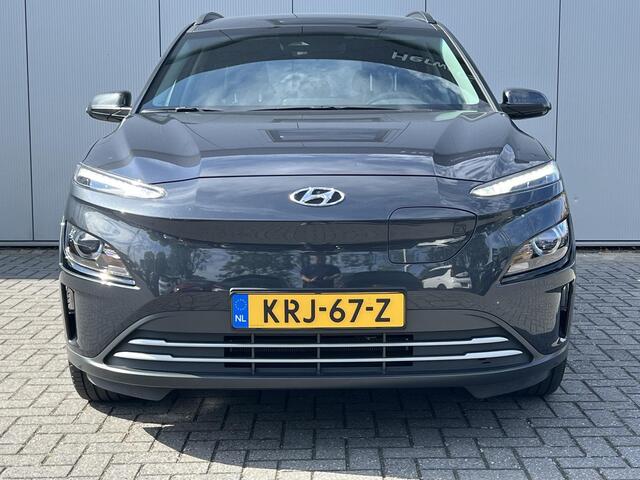Hyundai Kona EV Comfort 39 kWh / SOH 99,8% / 3 fase Laden/ 8 jaar Batterijgarantie/ Fabrieksgarantie tot 04-2027 / Dealer onderhouden / Batterijgarantie tot 04-2030 / WLTP 305 km stad 435 km / CSS snelladen / Warmtepomp / Stuur- & Stoelverwarming / Achteruitrijcamera