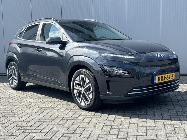Hyundai Kona EV Comfort 39 kWh / SOH 99,8% / 3 fase Laden/ 8 jaar Batterijgarantie/ Fabrieksgarantie tot 04-2027 / Dealer onderhouden / Batterijgarantie tot 04-2030 / WLTP 305 km stad 435 km / CSS snelladen / Warmtepomp / Stuur- & Stoelverwarming / Achteruitrijcamera