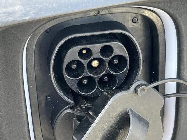 Hyundai Kona EV Comfort 39 kWh / SOH 99,8% / 3 fase Laden/ 8 jaar Batterijgarantie/ Fabrieksgarantie tot 04-2027 / Dealer onderhouden / Batterijgarantie tot 04-2030 / WLTP 305 km stad 435 km / CSS snelladen / Warmtepomp / Stuur- & Stoelverwarming / Achteruitrijcamera