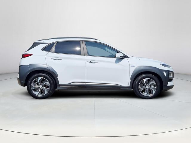 Hyundai Kona 1.6 GDI HEV Fashion | Trekhaak | Cruise control | Navigatiesysteem | Achteruitrijcamera | Lichtmetalenvelgen | Parkeersensoren achter | Climate control |