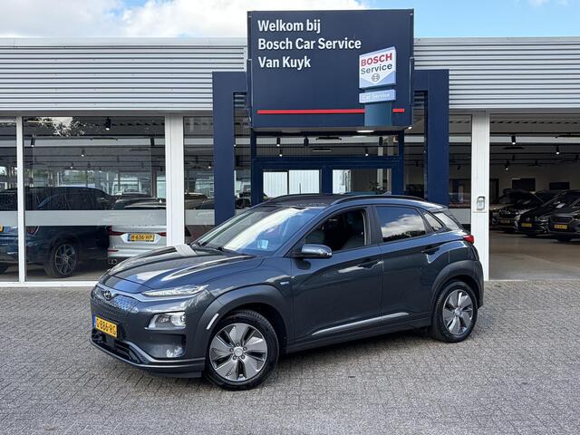 Hyundai Kona EV Premium 64 kWh / NL-Auto / 204 PK / Warmtepomp / Apple-Carplay & Android-Auto / Stoelverwarming en -Verkoeling / Stuurverwarming / Adaptieve Cruise-Control / Elektr. Verstelbare-Stoelen / DAB Radio-Bluetooth / Navi / Dodehoek-Detectie / Climate-Control / PDC Camera-Achter / Keyless / 17'' LMV / ENZ.