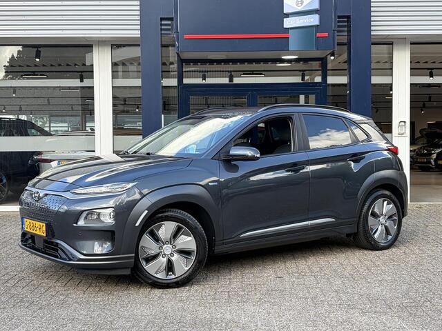 Hyundai Kona EV Premium 64 kWh / NL-Auto / 204 PK / Warmtepomp / Apple-Carplay & Android-Auto / Stoelverwarming en -Verkoeling / Stuurverwarming / Adaptieve Cruise-Control / Elektr. Verstelbare-Stoelen / DAB Radio-Bluetooth / Navi / Dodehoek-Detectie / Climate-Control / PDC Camera-Achter / Keyless / 17'' LMV / ENZ.