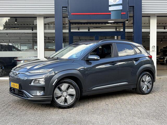 Hyundai Kona EV Premium 64 kWh / NL-Auto / 204 PK / Warmtepomp / Apple-Carplay & Android-Auto / Stoelverwarming en -Verkoeling / Stuurverwarming / Adaptieve Cruise-Control / Elektr. Verstelbare-Stoelen / DAB Radio-Bluetooth / Navi / Dodehoek-Detectie / Climate-Control / PDC Camera-Achter / Keyless / 17'' LMV / ENZ.