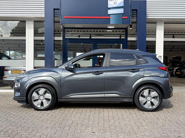 Hyundai Kona EV Premium 64 kWh / NL-Auto / 204 PK / Warmtepomp / Apple-Carplay & Android-Auto / Stoelverwarming en -Verkoeling / Stuurverwarming / Adaptieve Cruise-Control / Elektr. Verstelbare-Stoelen / DAB Radio-Bluetooth / Navi / Dodehoek-Detectie / Climate-Control / PDC Camera-Achter / Keyless / 17'' LMV / ENZ.