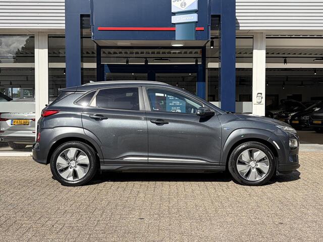 Hyundai Kona EV Premium 64 kWh / NL-Auto / 204 PK / Warmtepomp / Apple-Carplay & Android-Auto / Stoelverwarming en -Verkoeling / Stuurverwarming / Adaptieve Cruise-Control / Elektr. Verstelbare-Stoelen / DAB Radio-Bluetooth / Navi / Dodehoek-Detectie / Climate-Control / PDC Camera-Achter / Keyless / 17'' LMV / ENZ.