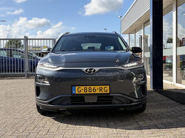 Hyundai Kona EV Premium 64 kWh / NL-Auto / 204 PK / Warmtepomp / Apple-Carplay & Android-Auto / Stoelverwarming en -Verkoeling / Stuurverwarming / Adaptieve Cruise-Control / Elektr. Verstelbare-Stoelen / DAB Radio-Bluetooth / Navi / Dodehoek-Detectie / Climate-Control / PDC Camera-Achter / Keyless / 17'' LMV / ENZ.