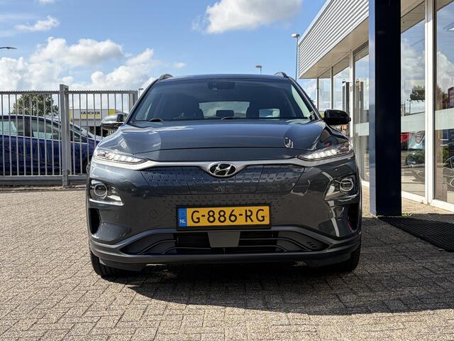 Hyundai Kona EV Premium 64 kWh / NL-Auto / 204 PK / Warmtepomp / Apple-Carplay & Android-Auto / Stoelverwarming en -Verkoeling / Stuurverwarming / Adaptieve Cruise-Control / Elektr. Verstelbare-Stoelen / DAB Radio-Bluetooth / Navi / Dodehoek-Detectie / Climate-Control / PDC Camera-Achter / Keyless / 17'' LMV / ENZ.