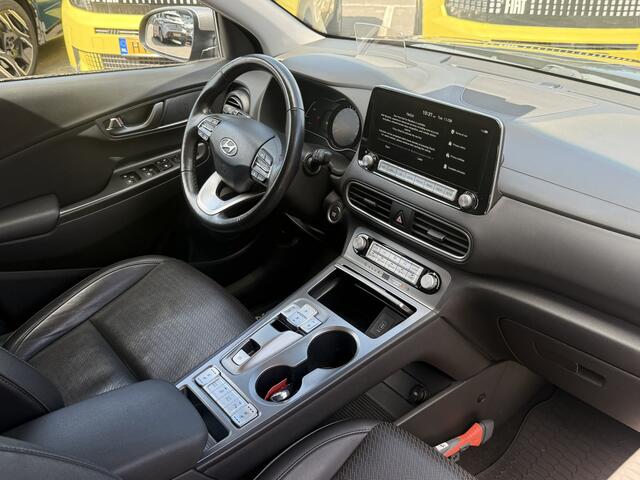 Hyundai Kona EV Premium 64 kWh Leer / Head-Up / Stoel verwarming & Koeling / Winterbanden