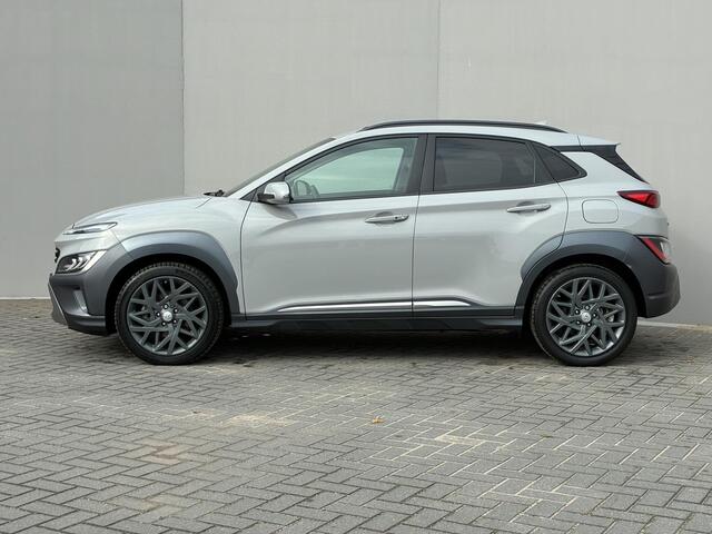 Hyundai Kona 1.6 GDI HEV Premium Sky / Fabrieksgarantie t/m 07-2027 / Schuif/open dak / Stoelverwarming / Lederen bekleding / Achteruitrijcamera / Apple CarPlay/Android Auto / Navigatiesysteem /