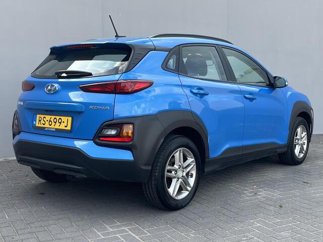 Hyundai Kona 1.0T Comfort / Afneembare Trekhaak (1.200KG) / 100% Dealeronderhouden / 1e Eigenaar / Navigatie DMV Apple Carplay&Android Auto / Dab / Achteruitrij Camera / Lichtmetalen Velgen 16" /