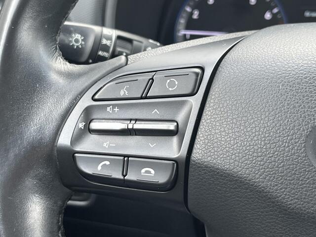 Hyundai Kona 1.0T Comfort / Afneembare Trekhaak (1.200KG) / 100% Dealeronderhouden / 1e Eigenaar / Navigatie DMV Apple Carplay&Android Auto / Dab / Achteruitrij Camera / Lichtmetalen Velgen 16" /