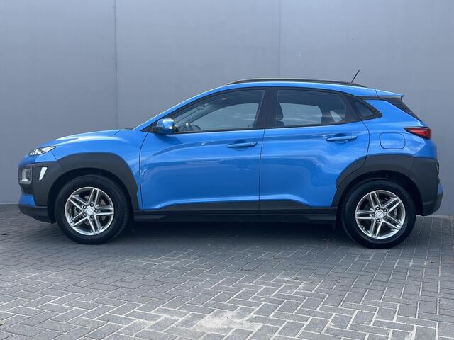 Hyundai Kona 1.0T Comfort / Afneembare Trekhaak (1.200KG) / 100% Dealeronderhouden / 1e Eigenaar / Navigatie DMV Apple Carplay&Android Auto / Dab / Achteruitrij Camera / Lichtmetalen Velgen 16" /