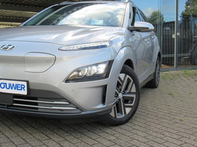 Hyundai Kona EV Premium Edition 64 kWh | 3 fase | warmtepomp 1e eigen | dealer onderh | Head-up | groot navi | LED | Adp. cruise
