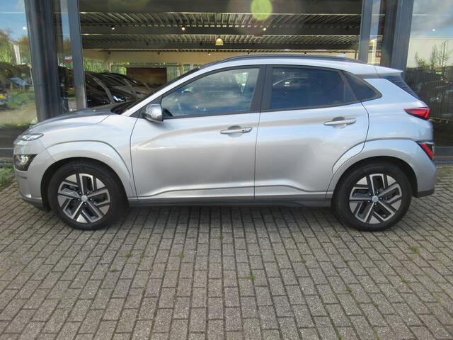 Hyundai Kona EV Premium Edition 64 kWh | 3 fase | warmtepomp 1e eigen | dealer onderh | Head-up | groot navi | LED | Adp. cruise