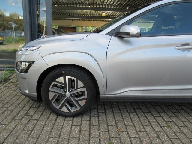 Hyundai Kona EV Premium Edition 64 kWh | 3 fase | warmtepomp 1e eigen | dealer onderh | Head-up | groot navi | LED | Adp. cruise