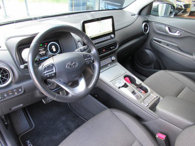 Hyundai Kona EV Premium Edition 64 kWh | 3 fase | warmtepomp 1e eigen | dealer onderh | Head-up | groot navi | LED | Adp. cruise