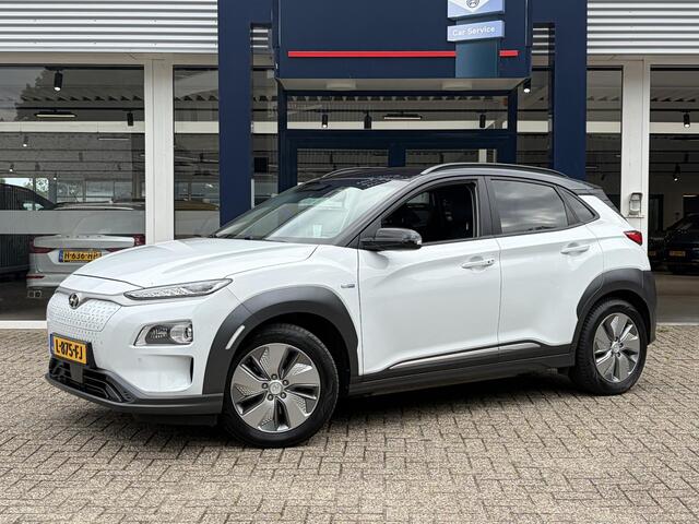 Hyundai Kona EV Premium 64 kWh / 204 PK / Warmtepomp / Apple-Carplay & Android-Auto / Stoelverwarming en -Verkoeling / Stuurverwarming / Adaptieve Cruise-Control / Elektr. Verstelbare-Stoelen / DAB Radio-Bluetooth / Navi / Dodehoek-Detectie / Climate-Control / PDC Camera-Achter / Keyless / 17'' LMV / All-Seasons / ENZ.