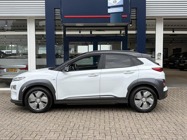 Hyundai Kona EV Premium 64 kWh / 204 PK / Warmtepomp / Apple-Carplay & Android-Auto / Stoelverwarming en -Verkoeling / Stuurverwarming / Adaptieve Cruise-Control / Elektr. Verstelbare-Stoelen / DAB Radio-Bluetooth / Navi / Dodehoek-Detectie / Climate-Control / PDC Camera-Achter / Keyless / 17'' LMV / All-Seasons / ENZ.