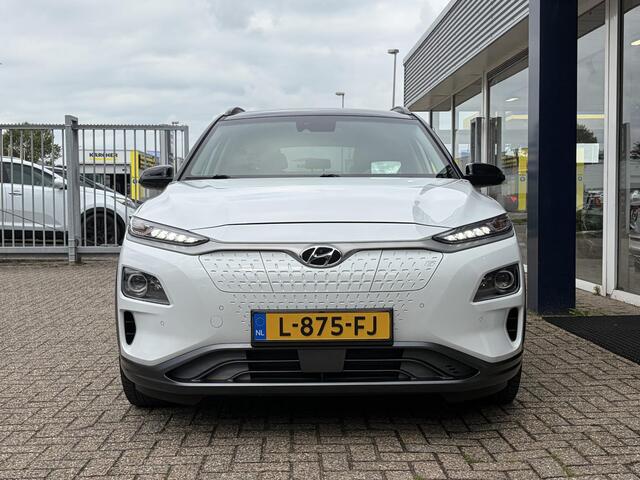 Hyundai Kona EV Premium 64 kWh / 204 PK / Warmtepomp / Apple-Carplay & Android-Auto / Stoelverwarming en -Verkoeling / Stuurverwarming / Adaptieve Cruise-Control / Elektr. Verstelbare-Stoelen / DAB Radio-Bluetooth / Navi / Dodehoek-Detectie / Climate-Control / PDC Camera-Achter / Keyless / 17'' LMV / All-Seasons / ENZ.