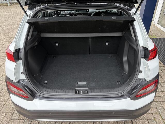 Hyundai Kona EV Premium 64 kWh / 204 PK / Warmtepomp / Apple-Carplay & Android-Auto / Stoelverwarming en -Verkoeling / Stuurverwarming / Adaptieve Cruise-Control / Elektr. Verstelbare-Stoelen / DAB Radio-Bluetooth / Navi / Dodehoek-Detectie / Climate-Control / PDC Camera-Achter / Keyless / 17'' LMV / All-Seasons / ENZ.