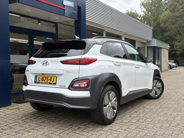 Hyundai Kona EV Premium 64 kWh / 204 PK / Warmtepomp / Apple-Carplay & Android-Auto / Stoelverwarming en -Verkoeling / Stuurverwarming / Adaptieve Cruise-Control / Elektr. Verstelbare-Stoelen / DAB Radio-Bluetooth / Navi / Dodehoek-Detectie / Climate-Control / PDC Camera-Achter / Keyless / 17'' LMV / All-Seasons / ENZ.