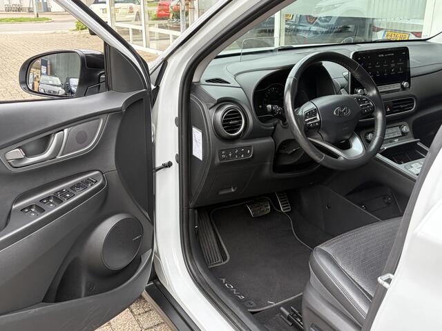 Hyundai Kona EV Premium 64 kWh / 204 PK / Warmtepomp / Apple-Carplay & Android-Auto / Stoelverwarming en -Verkoeling / Stuurverwarming / Adaptieve Cruise-Control / Elektr. Verstelbare-Stoelen / DAB Radio-Bluetooth / Navi / Dodehoek-Detectie / Climate-Control / PDC Camera-Achter / Keyless / 17'' LMV / All-Seasons / ENZ.